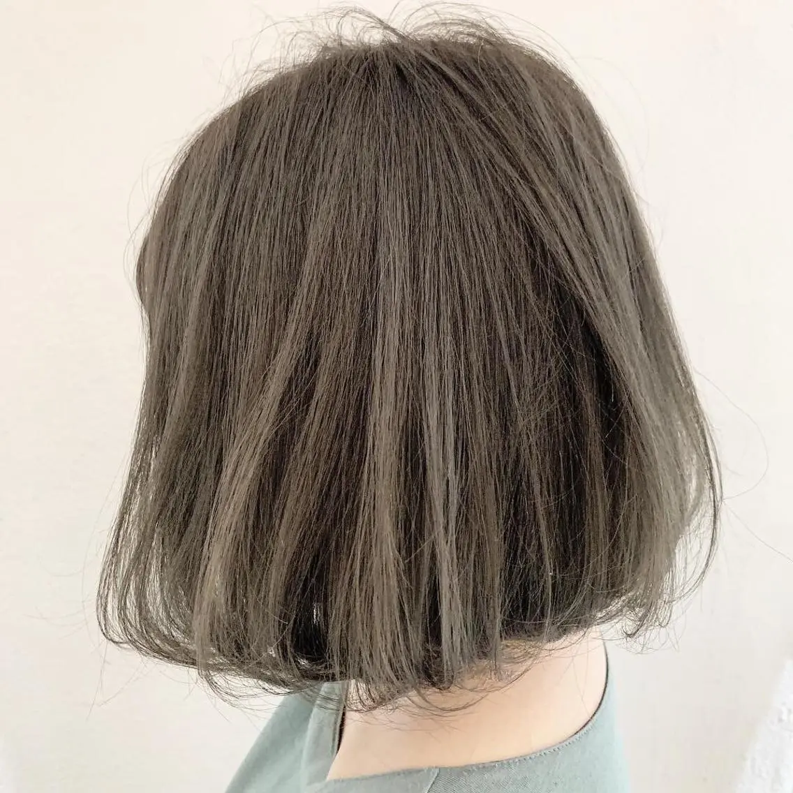 ミディアム 切りっぱなしボブ ボブ 斜めバング 伸ばしかけ レイヤーカット カット ヘアカラー トリートメント レイヤーカット 川田くるみのヘアスタイル