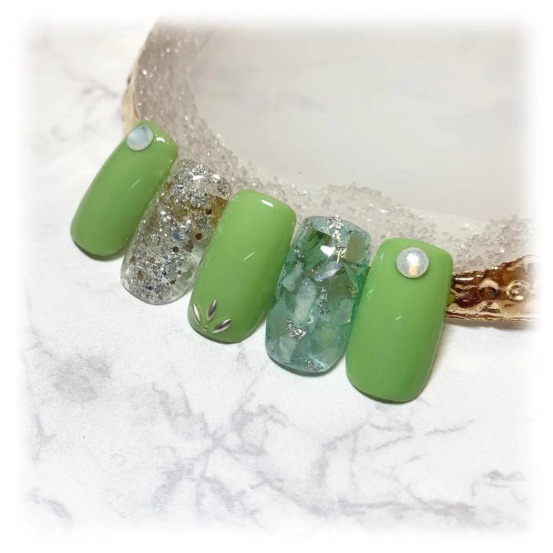 ネイル グリーン キラキラネイル ピスタチオネイル 夏ネイル ui nailのネイルデザイン
