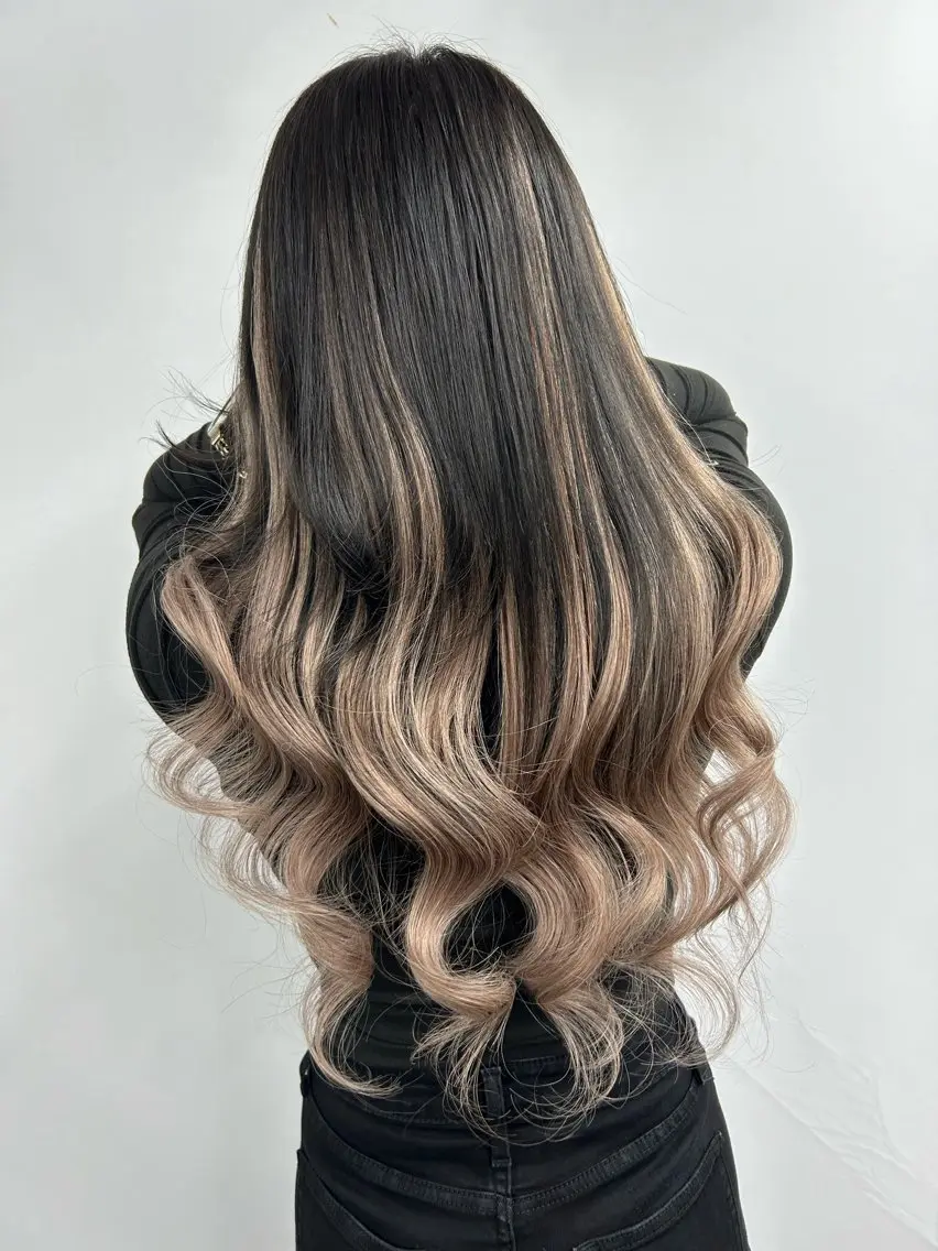 ロング カラー シールエクステ バレイヤージュ ブリーチ ハイライトカラー ハイトーンカラー カット ヘアカラー トリートメント エクステ ヘアセット レイヤー/エクステ alpha下妻のヘアスタイル