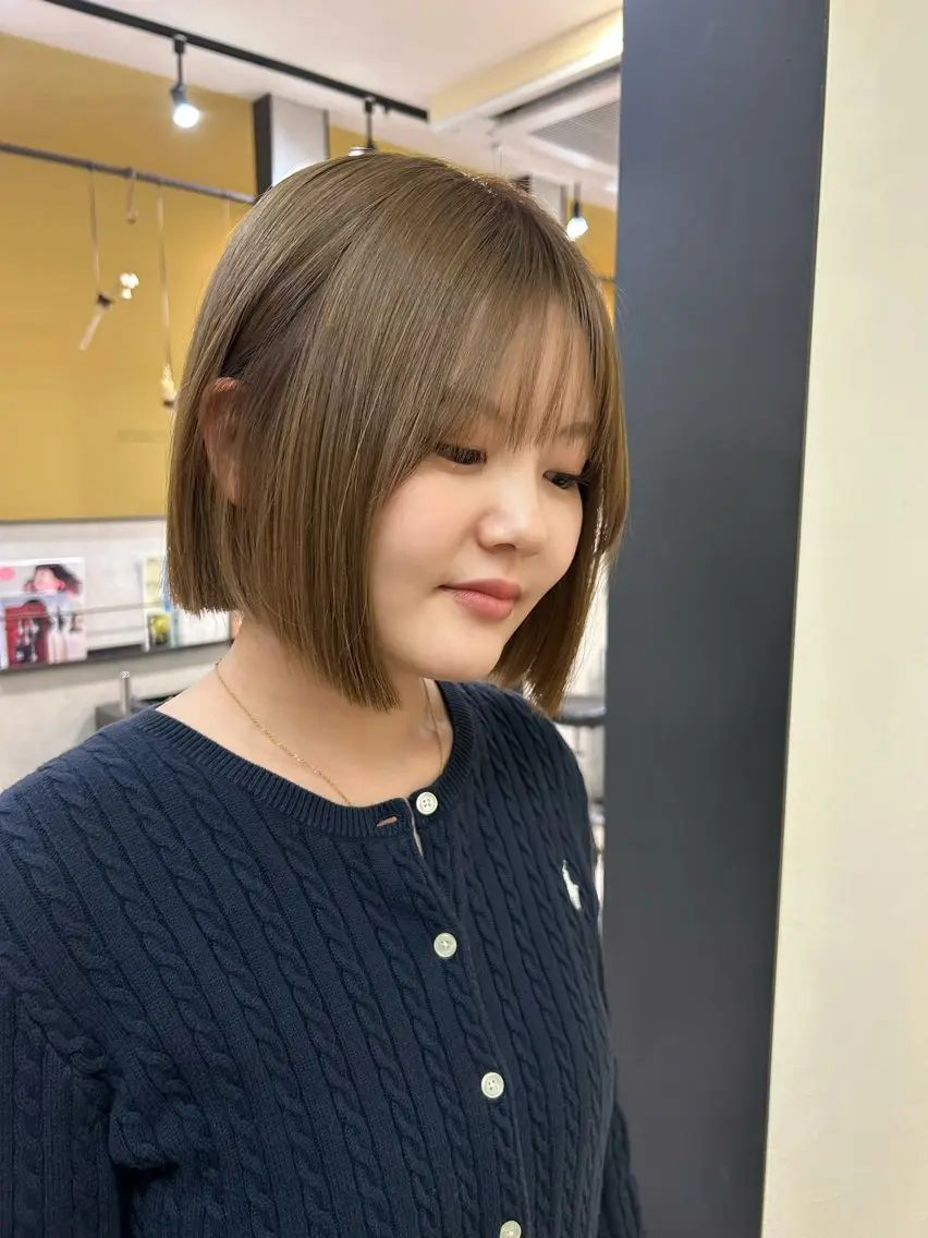 ショート カラー ベージュカラー ブリーチ ミルクティーベージュ カット ヘアカラー トリートメント hubhair レイヤー/透明感のヘアスタイル