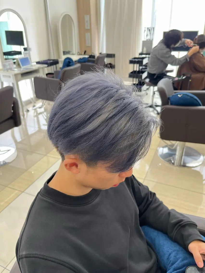 カラー メンズ メンズブリーチ アッシュ アッシュグレー ブリーチ シルバー ヘアカラー トリートメント 廣田 大幹のヘアスタイル