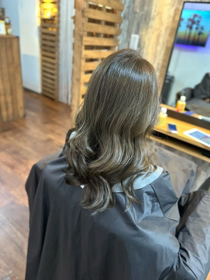 ロング カラー 透明感カラー ハイライトカラー ハイライト カット ヘアカラー トリートメント Luzir⭐︎ GEN⭐︎のヘアスタイル