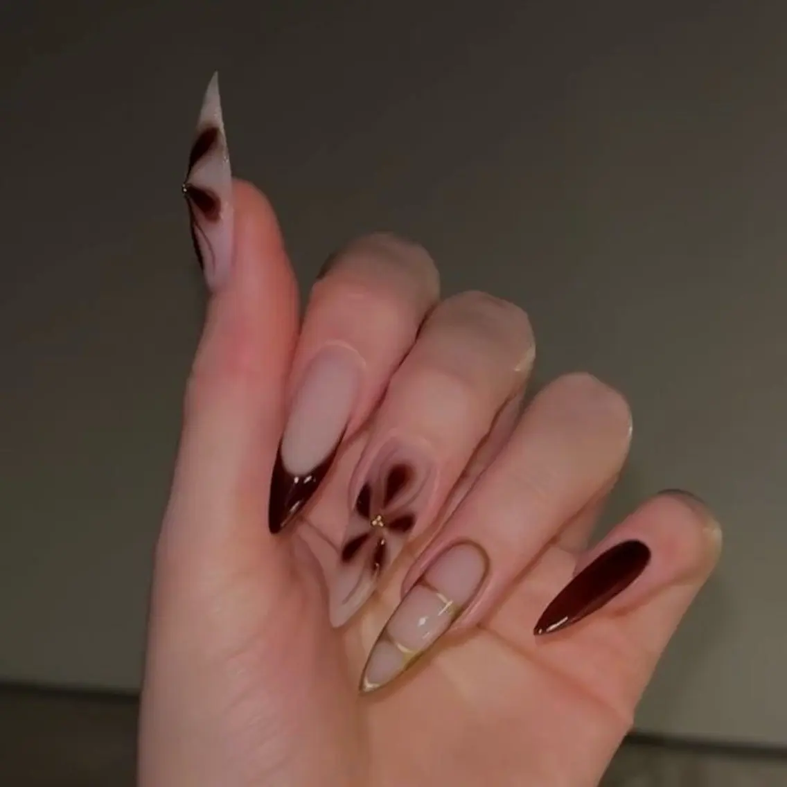 ネイル ブラウン フラワーネイル フレンチネイル ジェルネイル 韓国ネイル ハンドネイル Blingg NailStudioのネイルデザイン