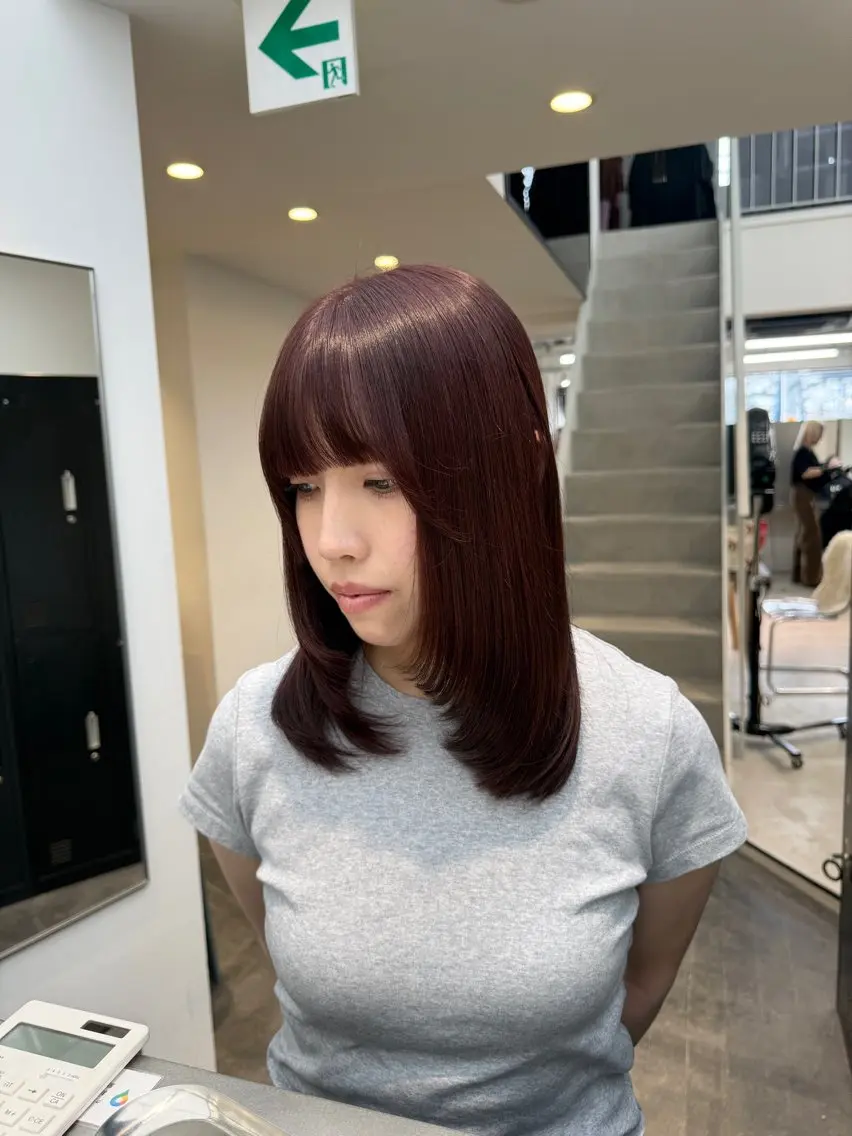 セミロング カラー ボルドーカラー ヘアカラー ブリーチ・ハイトーン 🪐✩serenaのヘアスタイル