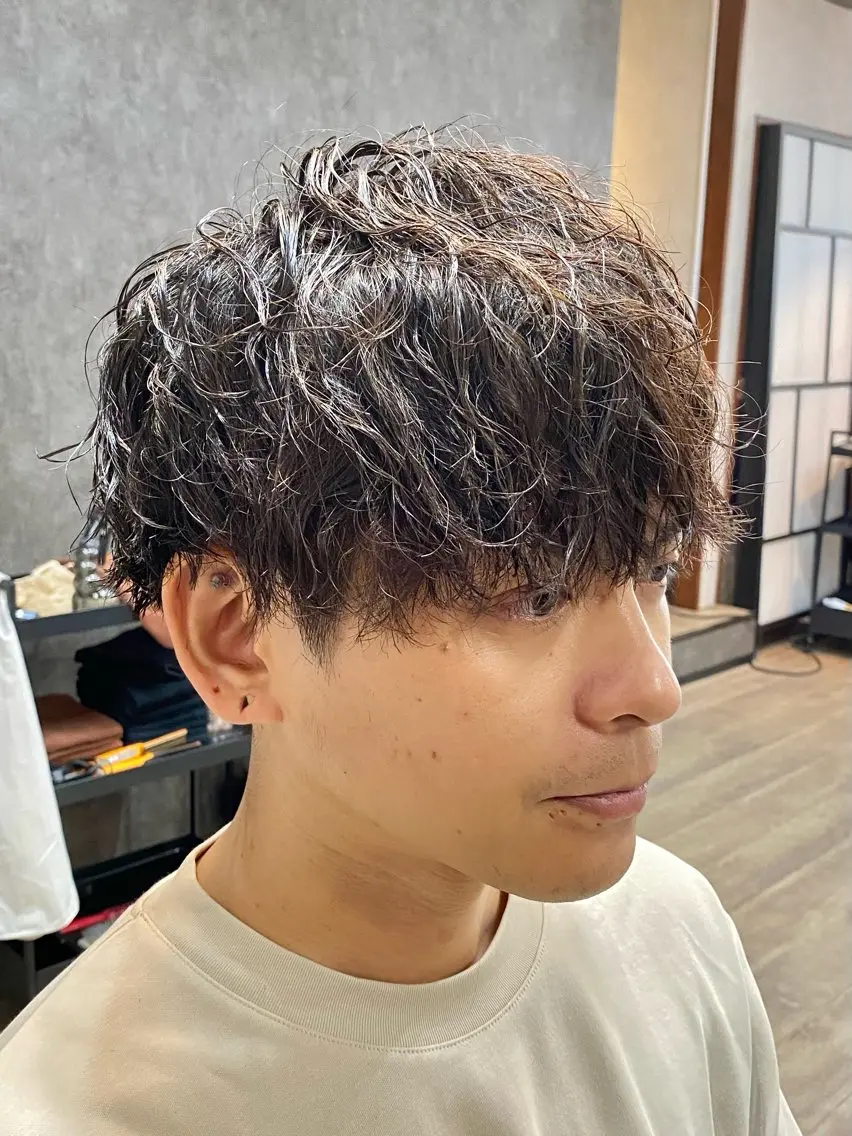 ミディアム パーマ メンズ ミディアムパーマ メンズハイライト メンズパーマ ツイストスパイラルパーマ ハイライト カット パーマ 田口 慎士のヘアスタイル
