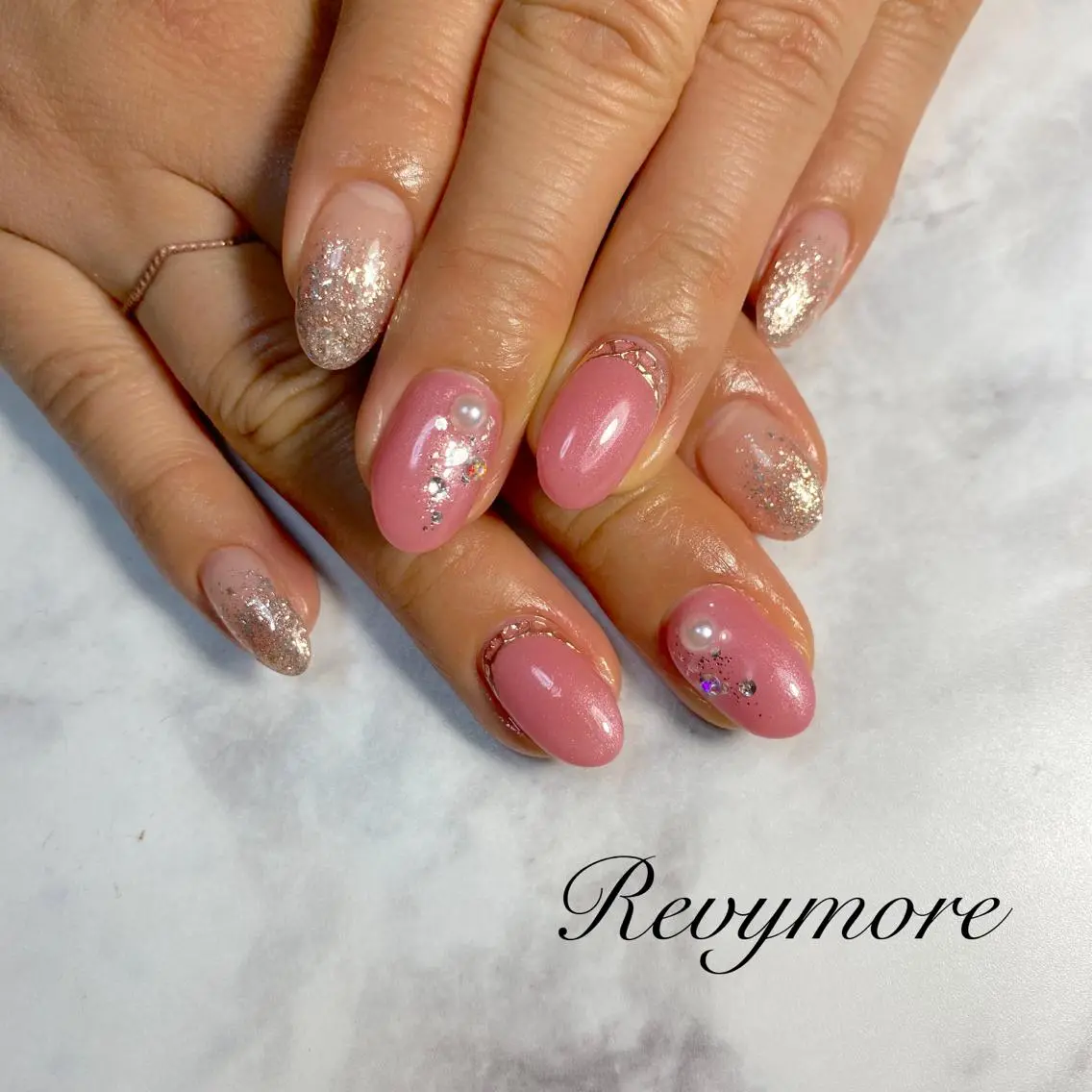 ミディアム ネイル 韓国風ヘア ジェルネイル キラキラネイル 韓国ネイル ニュアンスネイル nail salon Revymoreのネイルデザイン