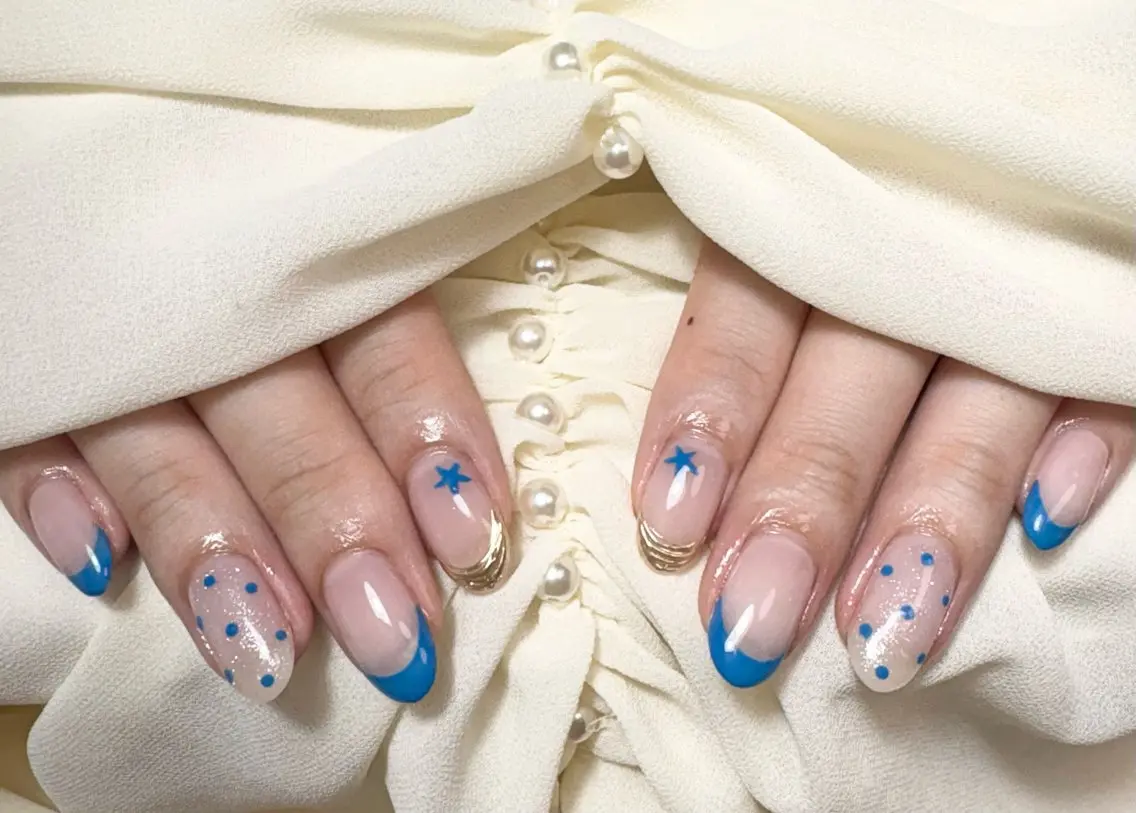 ネイル ブルー ドット フレンチネイル ミラーネイル ハンドネイル ✨韓国✨nail salonLumieのネイルデザイン