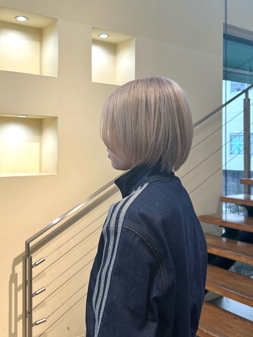 ショート カラー ベージュカラー ホワイトベージュ ヘアカラー 𝑹𝒊𝒌𝒐 ブリーチ/艶カラーのヘアスタイル