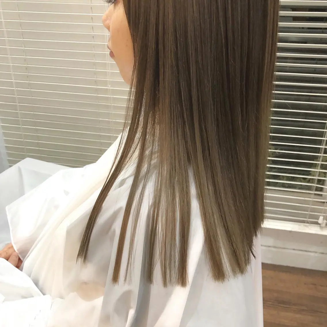 セミロング カラー 髪質改善 トリートメント カット ヘアカラー 江原 彩華のヘアスタイル