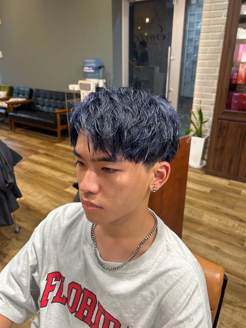 ショート カラー メンズ メンズパーマ 黒髪 ブルーカラー ブルーブラック ショートヘア カット ヘアカラー 鶴田 将清のヘアスタイル