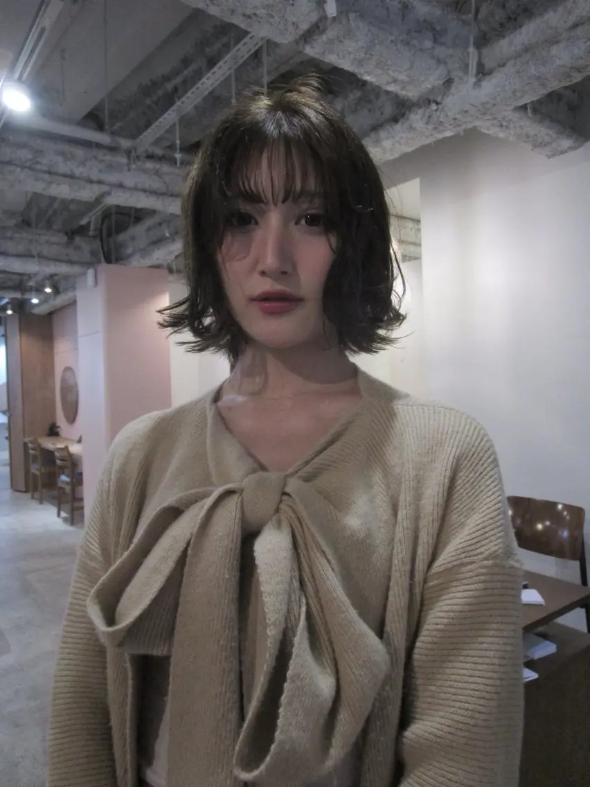 ミディアム カラー ベージュカラー ブリーチ オリーブベージュ カット ヘアカラー yu maのヘアスタイル