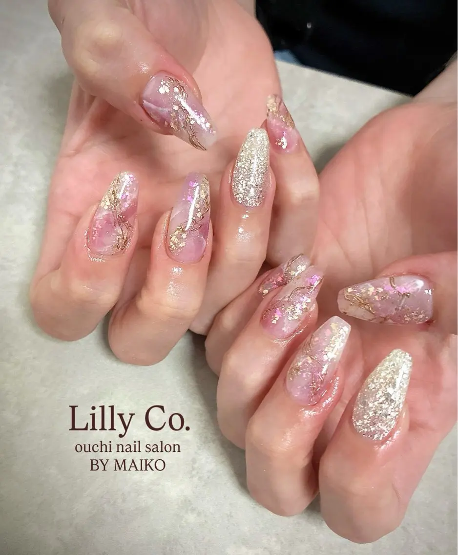ネイル キラキラネイル ニュアンスネイル ピンク ハンドネイル ハンドケア Lilly Co.のネイルデザイン