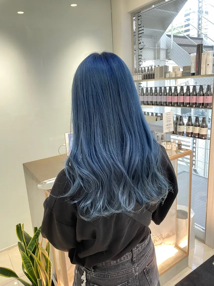 ロング カラー ヘアアレンジ ブリーチ ブルーカラー 縮毛矯正 ヘアカラー トリートメント ヘッドスパ ヘアセット 艶髪✨寒色カラー✨ 翁長孝輔のヘアスタイル