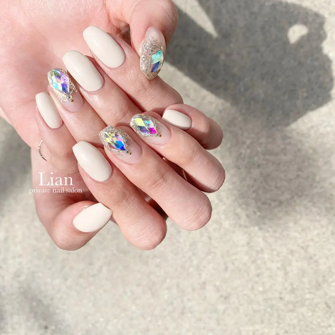 ネイル キラキラネイル ワンカラーネイル シンプルネイル 夏ネイル ホワイト nailsalon Lenoaのネイルデザイン