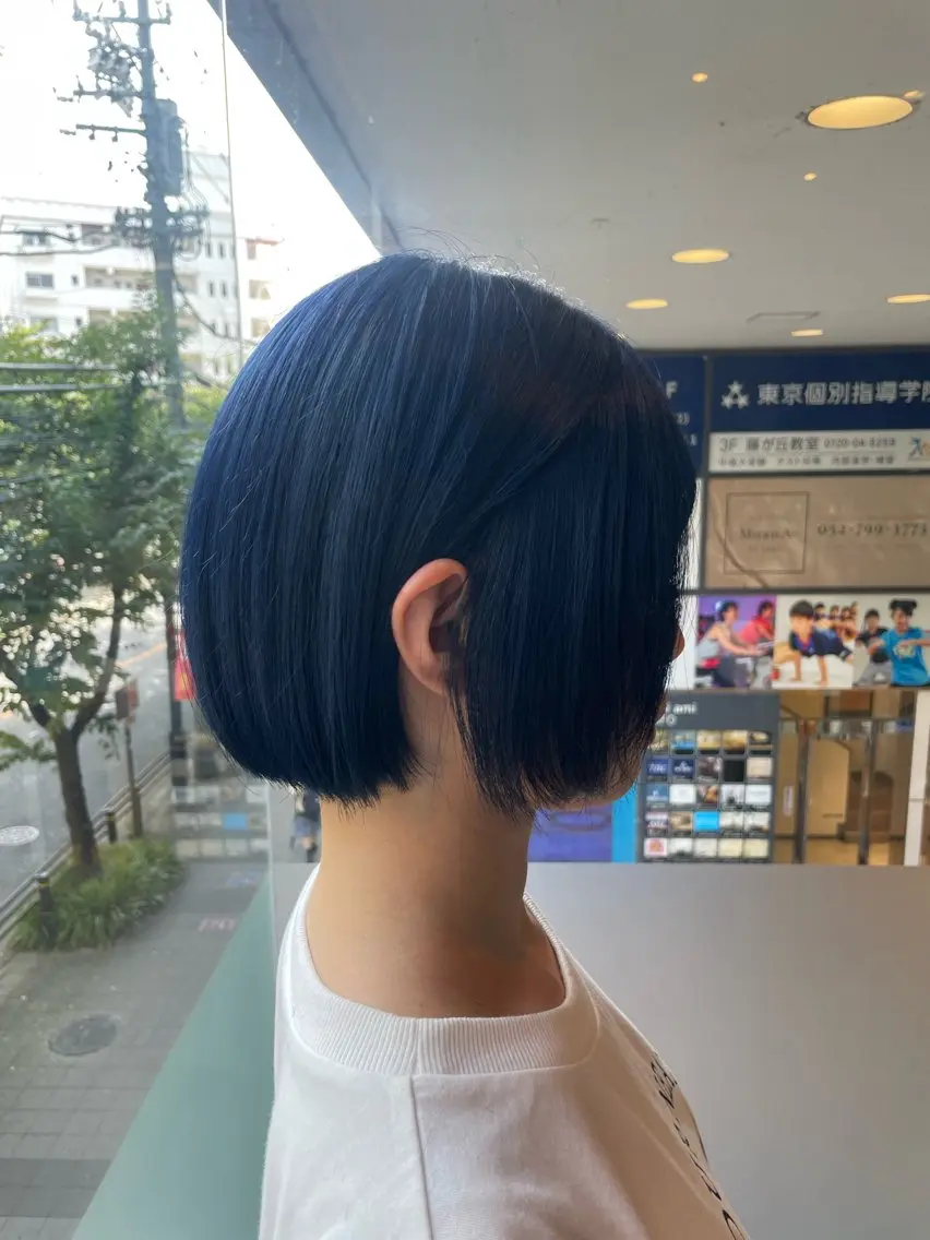 ショート カラー ブリーチ ブルーカラー ダブルカラー ネイビーカラー オリーブカラー🫒/ ハッシュカット/みゆのヘアスタイル