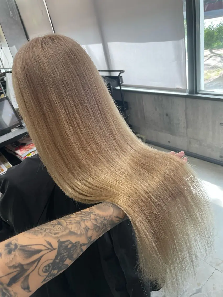 ロング カラー ベージュカラー ミルクティーベージュ ヘアカラー トリートメント LUXBE LUCE 愁のヘアスタイル