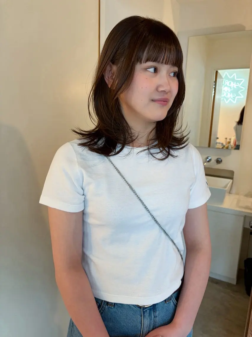 ミディアム カラー ミディアムレイヤー ブラウンカラー くすみブラウン レイヤーカット カット ヘアカラー Luca🟠 透明感カラーのヘアスタイル