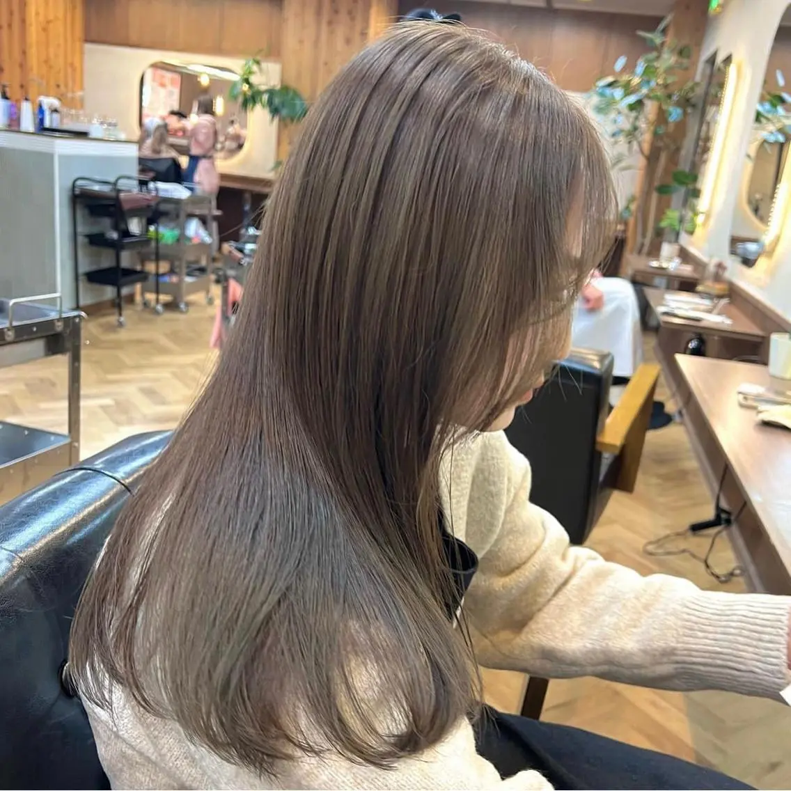 セミロング カラー パーマ ヘアアレンジ メンズ キッズ ネイル マツエク・マツパ アイブロウ 赤色 カット ヘアカラー トリートメント 前川 朋香のヘアスタイル