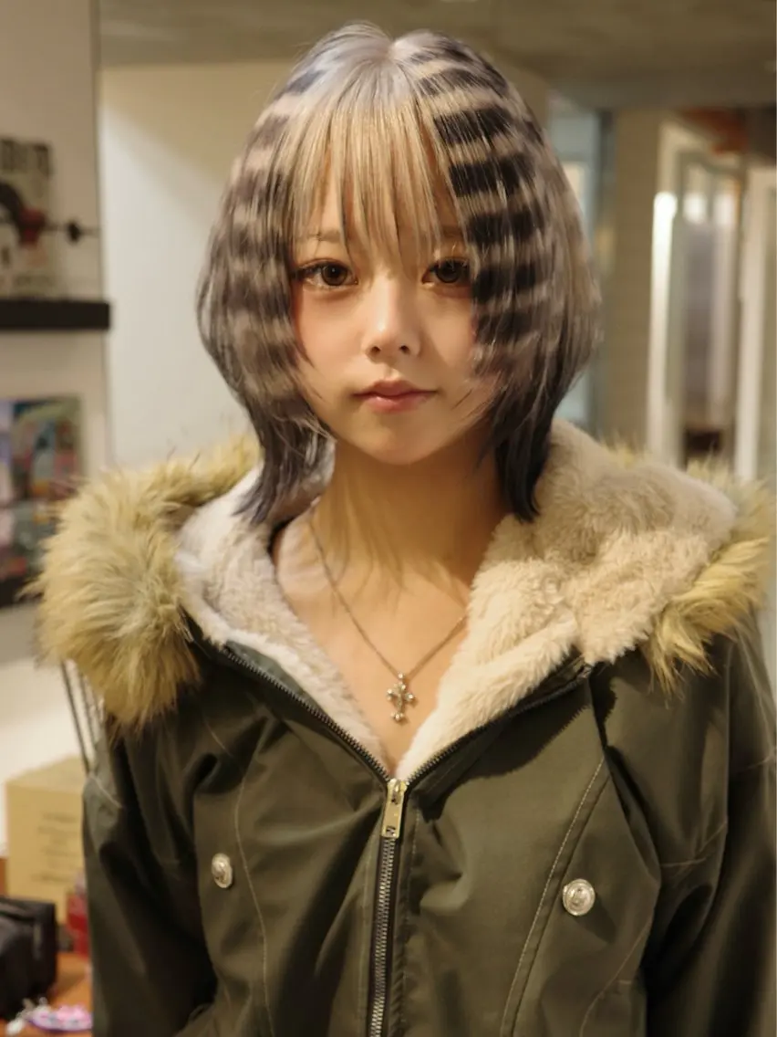 ミディアム カラー ヘアカラー イツク ⚡️ ルーツ/ハイトーンのヘアスタイル