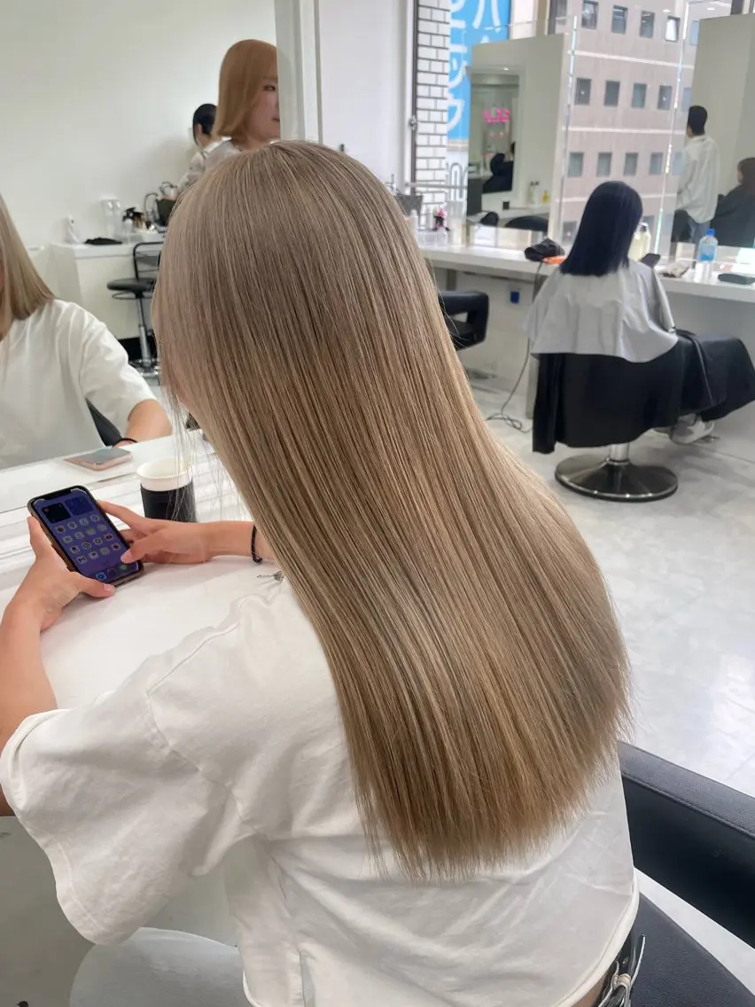ロング カラー ベージュカラー ブロンド ブロンドベージュ ラベンダー💜 グレージュ🩶のヘアスタイル