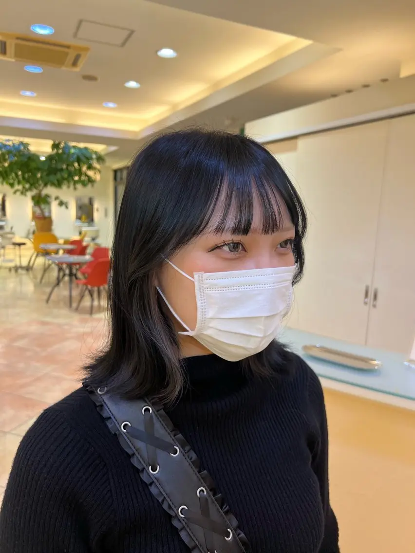 ミディアム カラー イヤリングカラー シルバー 最高の髪質改善🩵 艶カラー 惠美のヘアスタイル