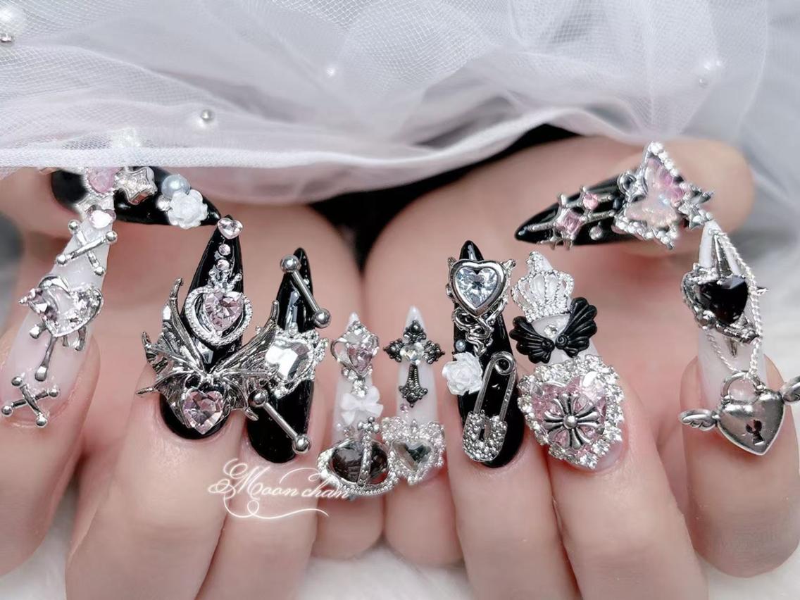 ネイル 長さ出し キラキラネイル 韓国ネイル ロングネイル マグネットネイル ハンドネイル ハンドケア Yuki🌸 nailのネイルデザイン