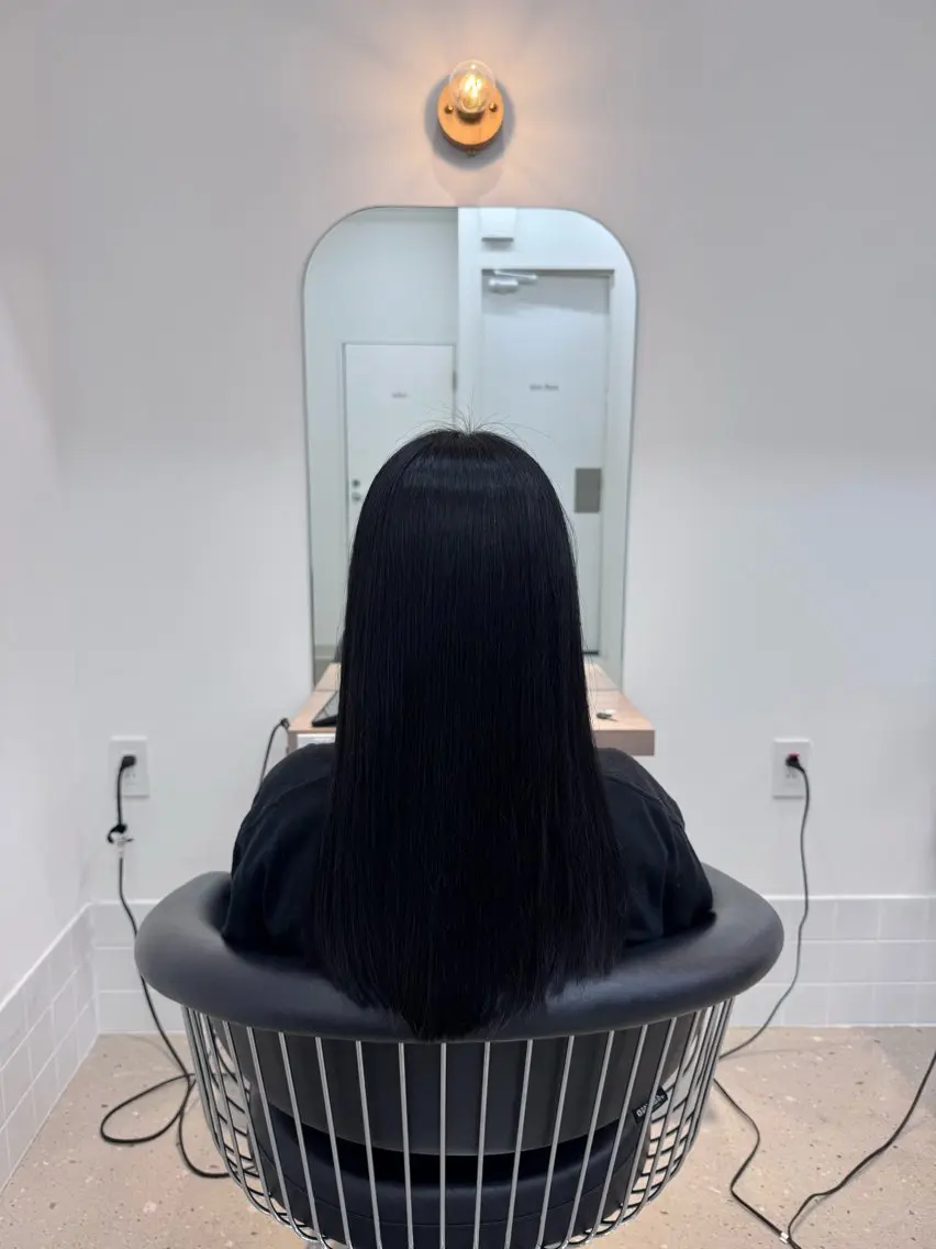 ロング カラー 黒髪 ブルーカラー ブルーブラック ヘアカラー 内田 愛莉のヘアスタイル