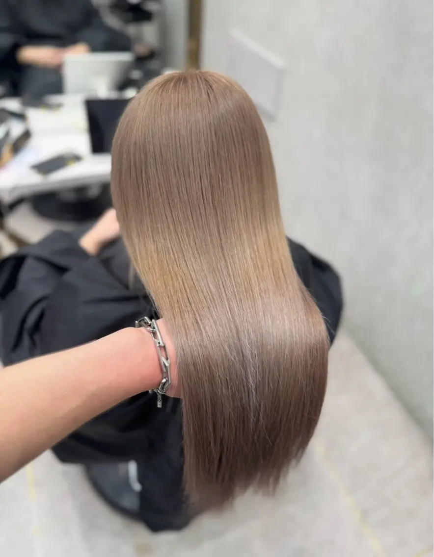 ロング カラー ヘアカラー トリートメント tomoya 透明感のグレージュのヘアスタイル