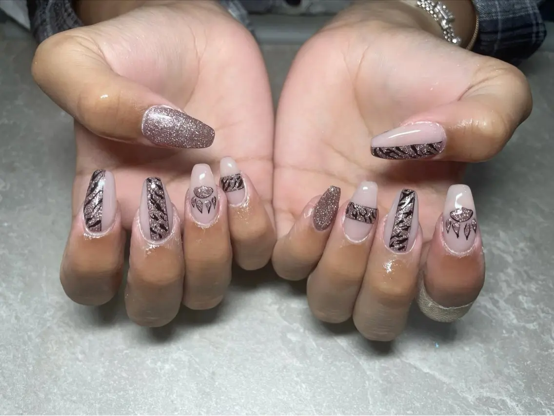 ネイル LAVISH 大和店 emi･:*+のネイルデザイン