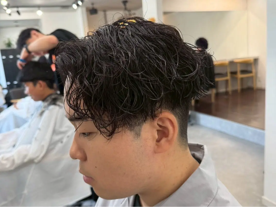 ショート パーマ メンズ センターパート フェードカット マッシュ メンズパーマ スペインカール 宮下 遼太のヘアスタイル