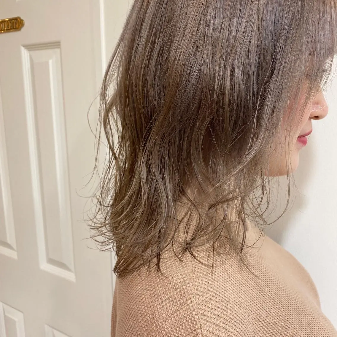 ミディアム カラー MIOベージュカラー 柔らかいカラーのヘアスタイル