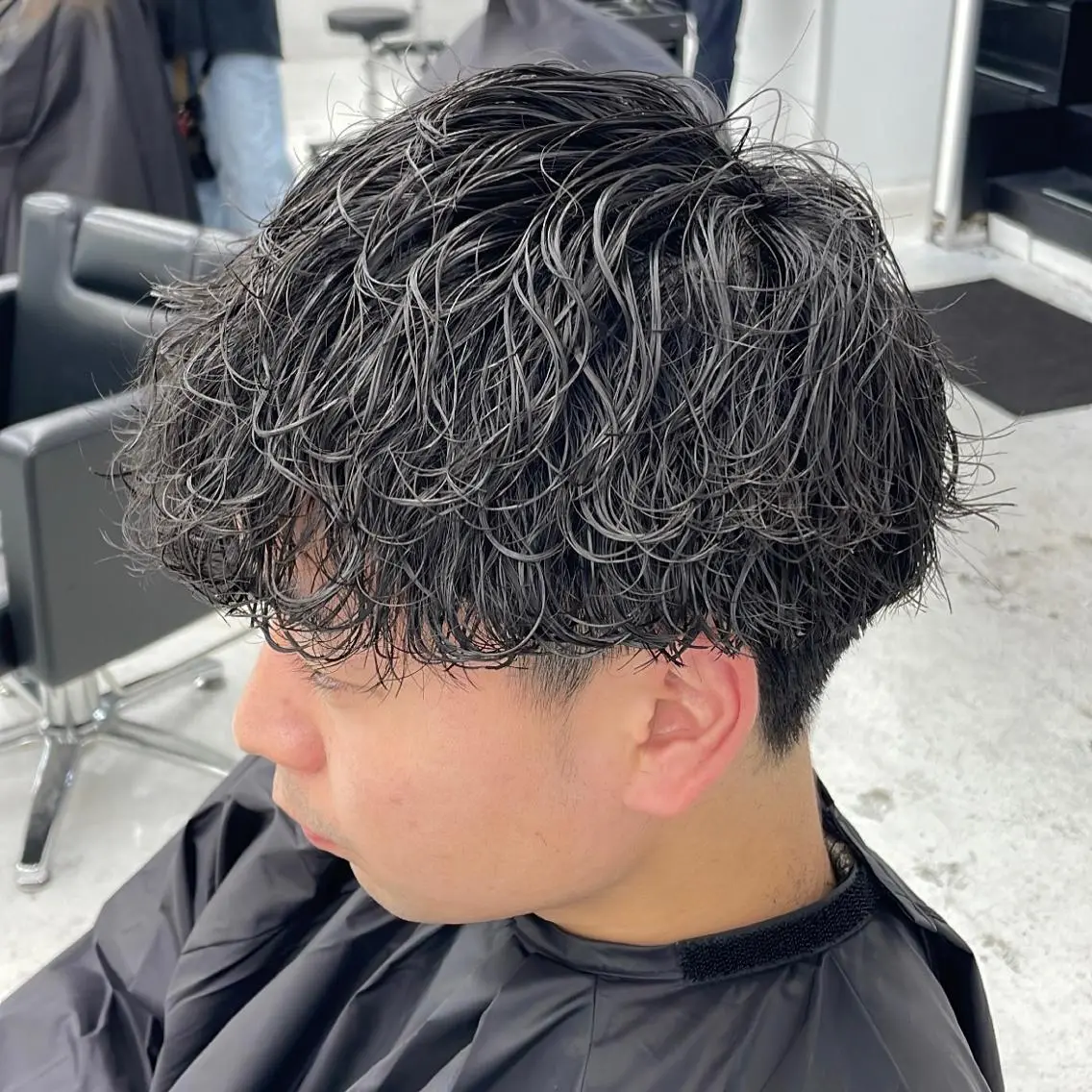 ミディアム パーマ メンズ ミディアムパーマ メンズパーマ 波巻きパーマ スパイラルパーマ 【柏メンズパーマ職人 】店長　KAZUMAのヘアスタイル