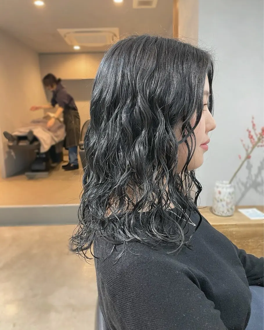 セミロング カラー パーマ セミロングパーマ 黒髪 ブルーカラー ブルーブラック 透明感カラー カット ヘアカラー パーマ トリートメント 【表参道】Ruri デジタルパーマのヘアスタイル