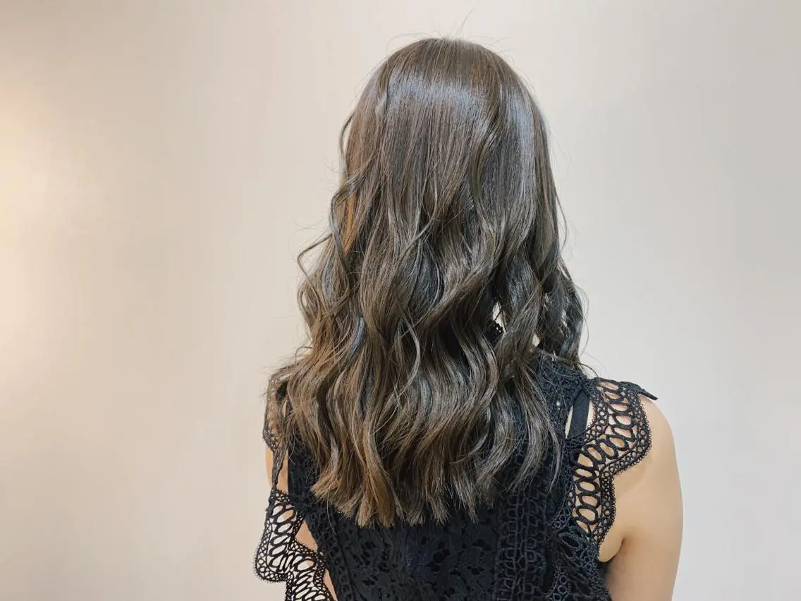 ロング カラー ブリーチ グレージュ ブリーチなしカラー Honami カラー診断/髪質改善のヘアスタイル