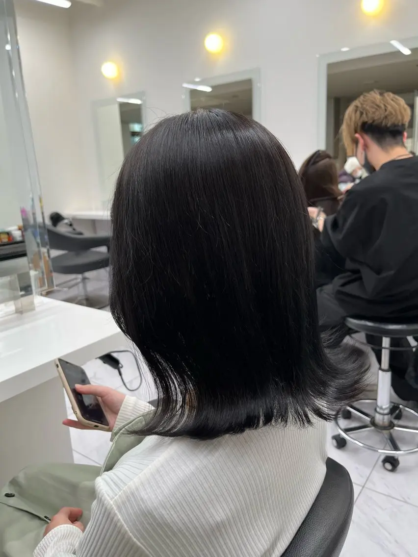 セミロング 寒色/ベージュヘア ブリーチありMiOのヘアスタイル
