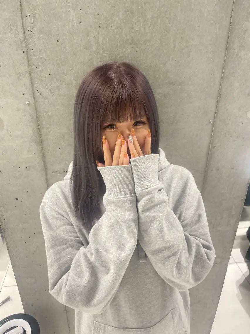 セミロング カラー ラベンダーカラー シルバー yuzuna ハイトーン 天神のヘアスタイル