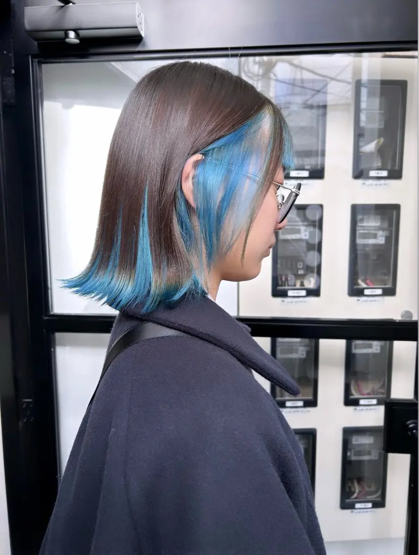 ミディアム カラー ブリーチ ブルーカラー インナーカラー 原田 朱里のヘアスタイル