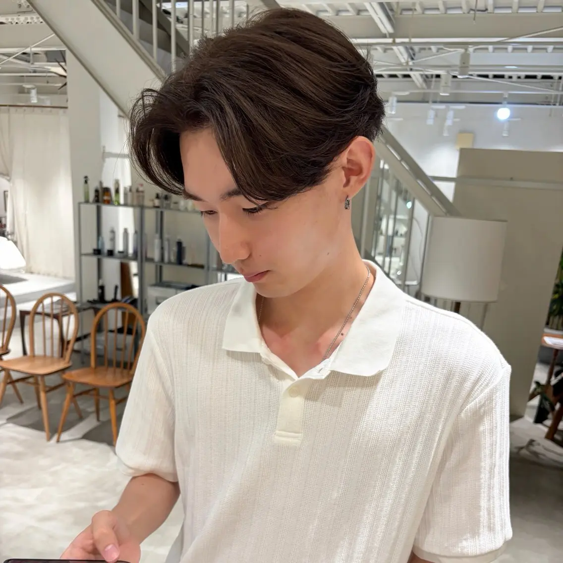 ショート カラー メンズ メンズブリーチ センターパート ベージュカラー ブリーチ ヘアカラー 周東 芽依のヘアスタイル