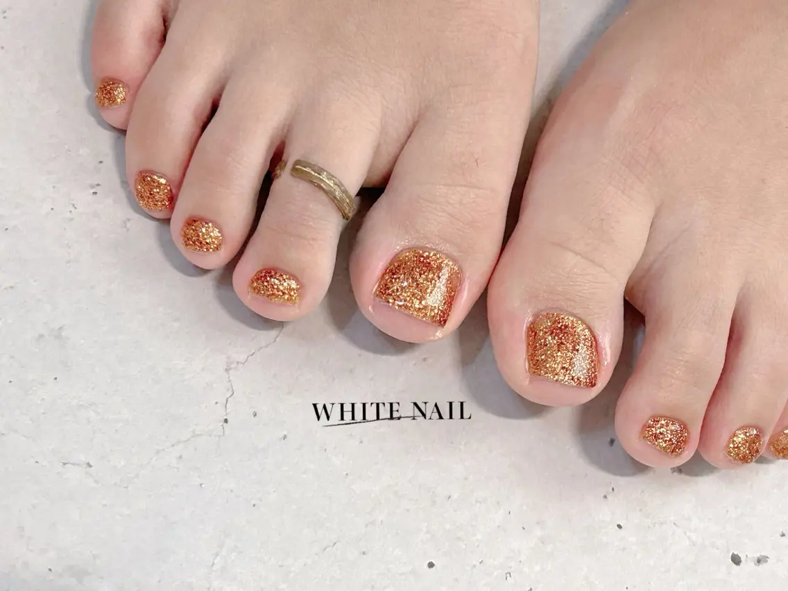 ネイル ラメ(グリッター) ワンカラーネイル フットネイル WHITE NAIL ホワイトネイルのネイルデザイン