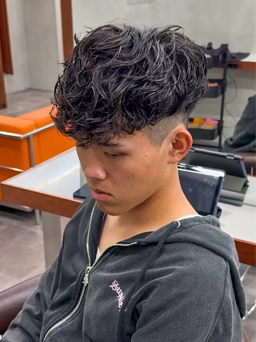 パーマ メンズ 豊崎 佑輔のヘアスタイル