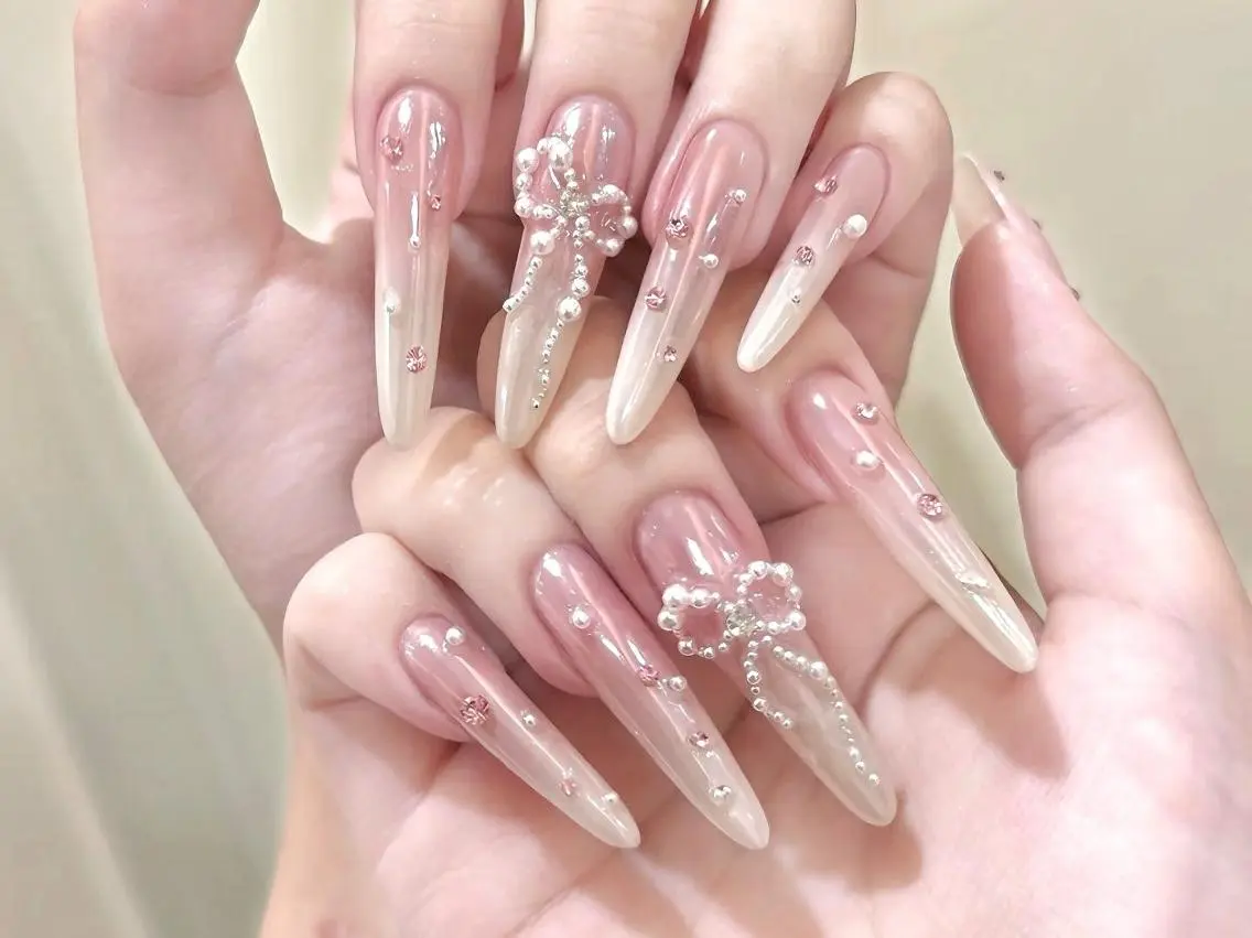 ネイル アートネイル ゴージャス ロングネイル ミラーネイル ワンカラーネイル 🌷Hana 🌷のネイルデザイン