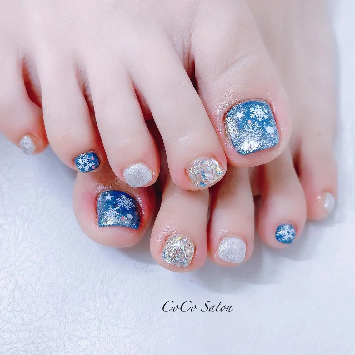 ネイル ブルー 長さ出し フットネイル ジェルネイル ホログラムネイル フットネイル CoCoSalon ネイル/まつ毛予約のネイルデザイン