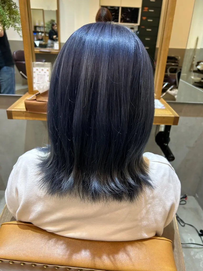 カラー ブリーチ ネイビーカラー 若狭 彩花のヘアスタイル