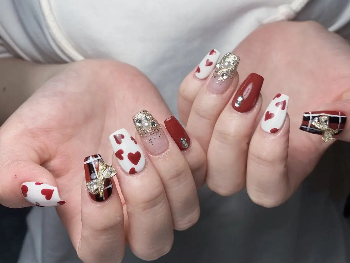 ネイル チークネイル 長さ出し フレンチネイル ジェルネイル キラキラネイル ハンドネイル UM Nail Salonのネイルデザイン