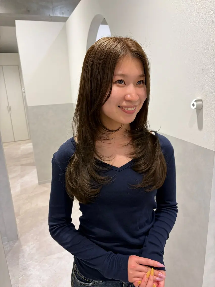 セミロング カラー カット ヘアカラー トリートメント AYANO ／レイヤー／オリーブのヘアスタイル