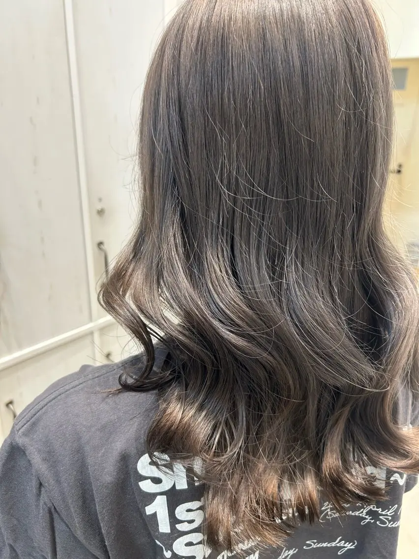 セミロング カラー ブリーチ ダークグレー ダークグレージュ グレージュ カット ヘアカラー トリートメント 後藤 由希のヘアスタイル