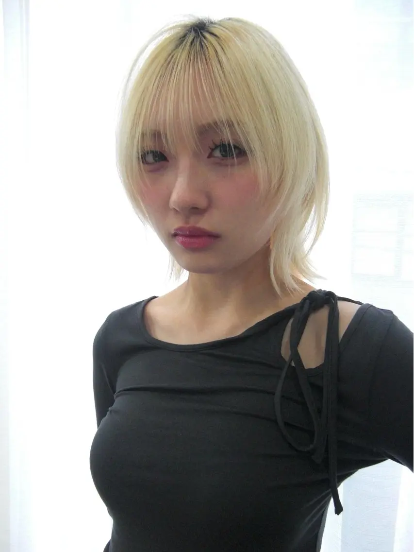 ミディアム 切りっぱなしボブ ボブレイヤー ボブ くびれヘア 顔まわりレイヤー カット ヘアカラー トリートメント SAKURA omotesandoのヘアスタイル