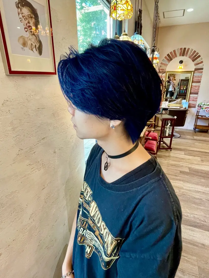 カラー メンズ 黒髪 ブルーカラー ブルーブラック 濱岸 蓮央のヘアスタイル