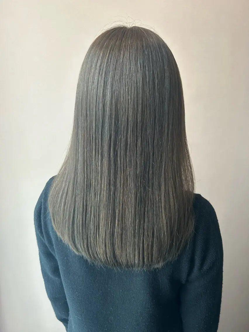 ロング カラー アッシュ アッシュグレー ブリーチ ブリーチなしカラー hubhair レイヤー/透明感のヘアスタイル