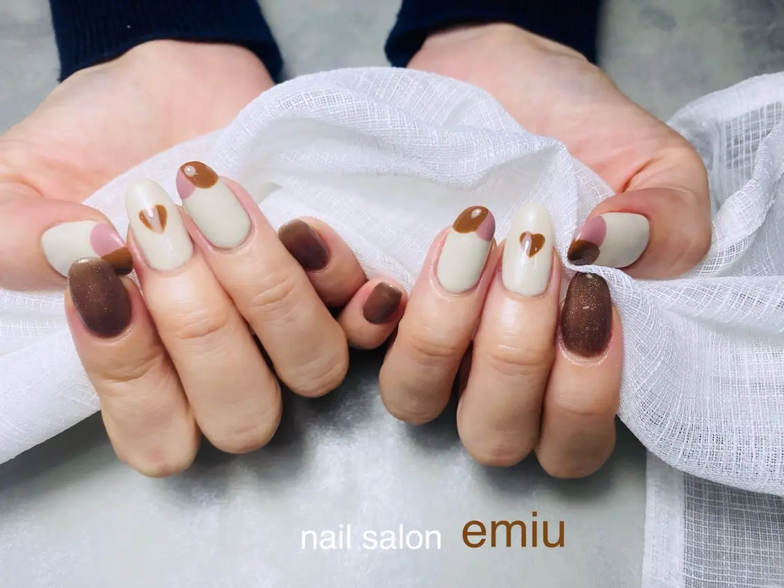 ネイル アートネイル オーロラネイル ブラウン ラメ(グリッター) emiu petiteのネイルデザイン